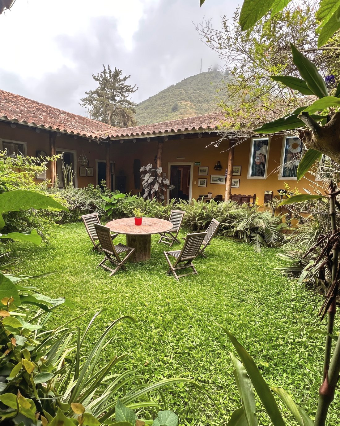 El patio de la hacienda, con las mesas bajo la montaña