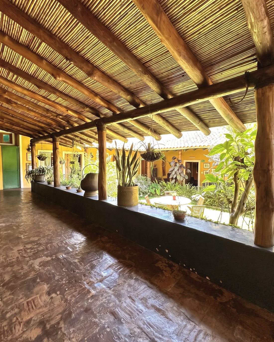 El corredor de madera y la barra del restaurante